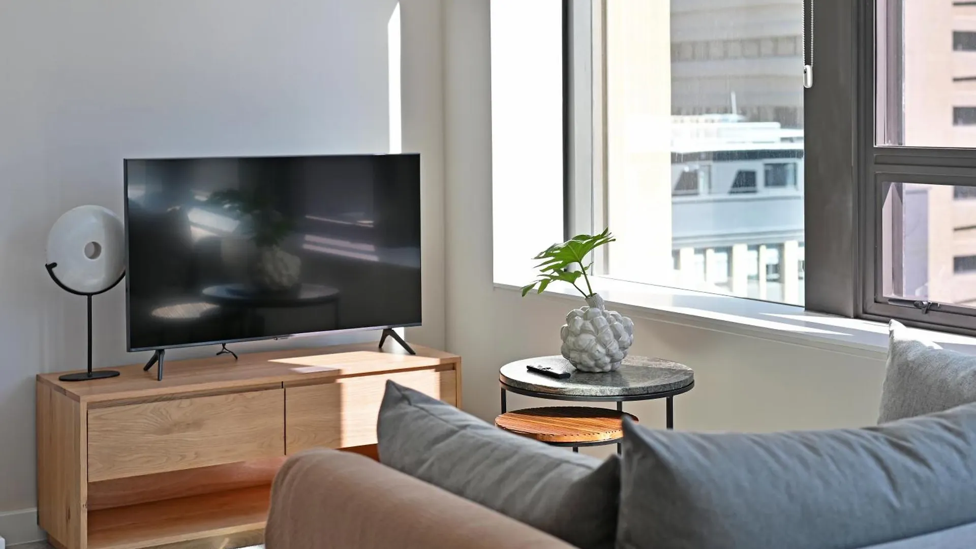 Stylish 1-Bed Foreshore Apt Modern Comfort & Views Cape Town 0*,