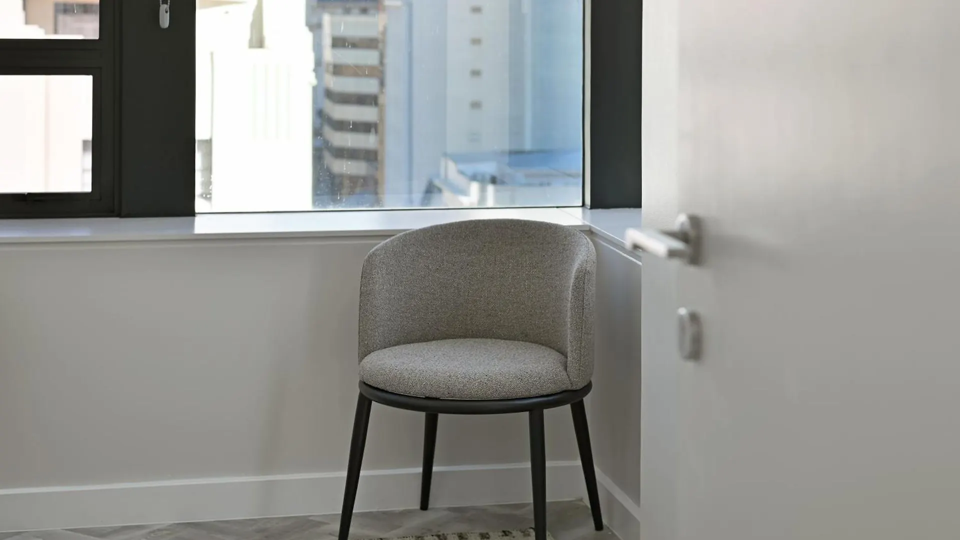 Stylish 1-Bed Foreshore Apt Modern Comfort & Views Cape Town