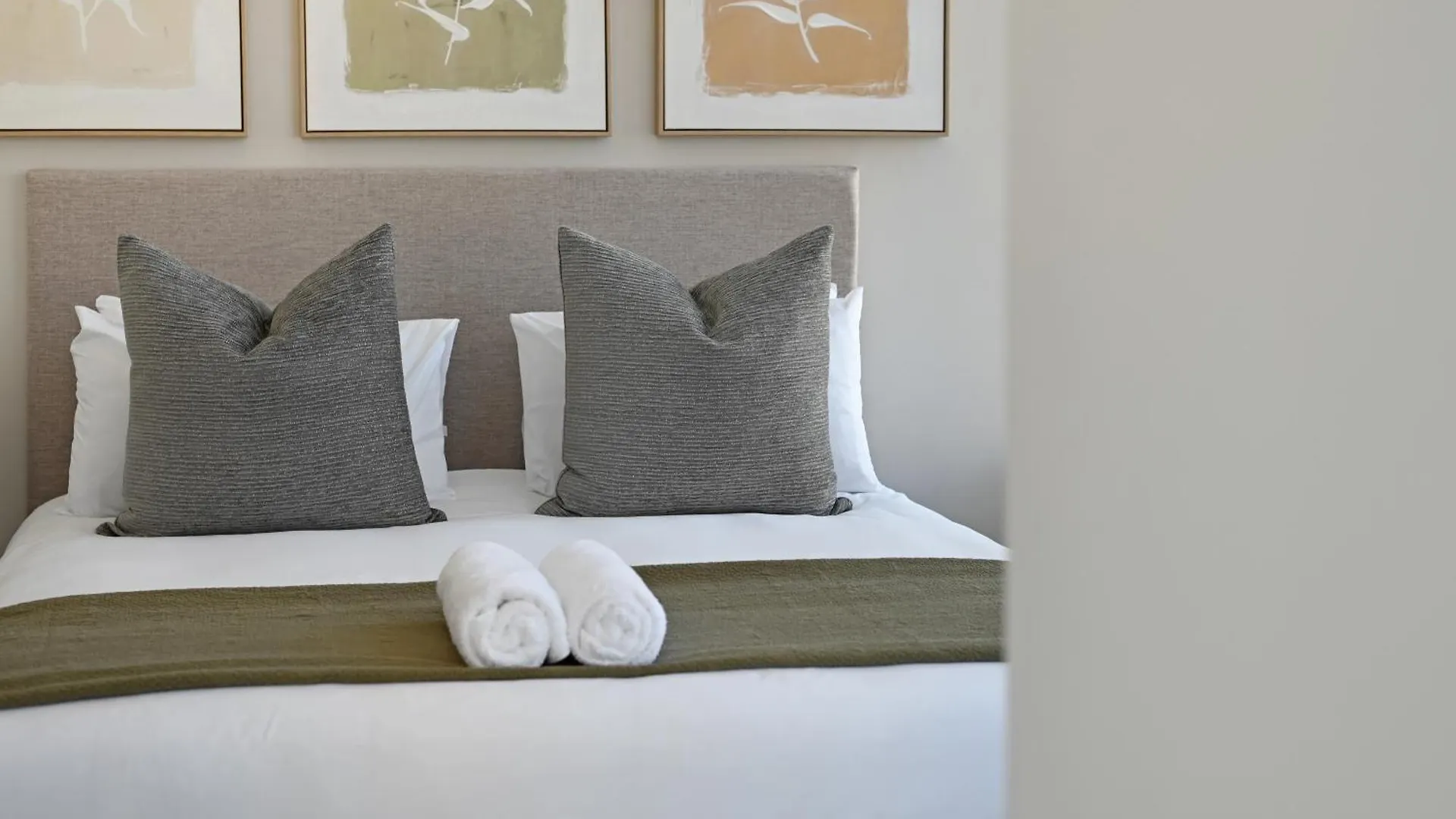 Stylish 1-Bed Foreshore Apt Modern Comfort & Views Cape Town 0*,  Güney Afrika