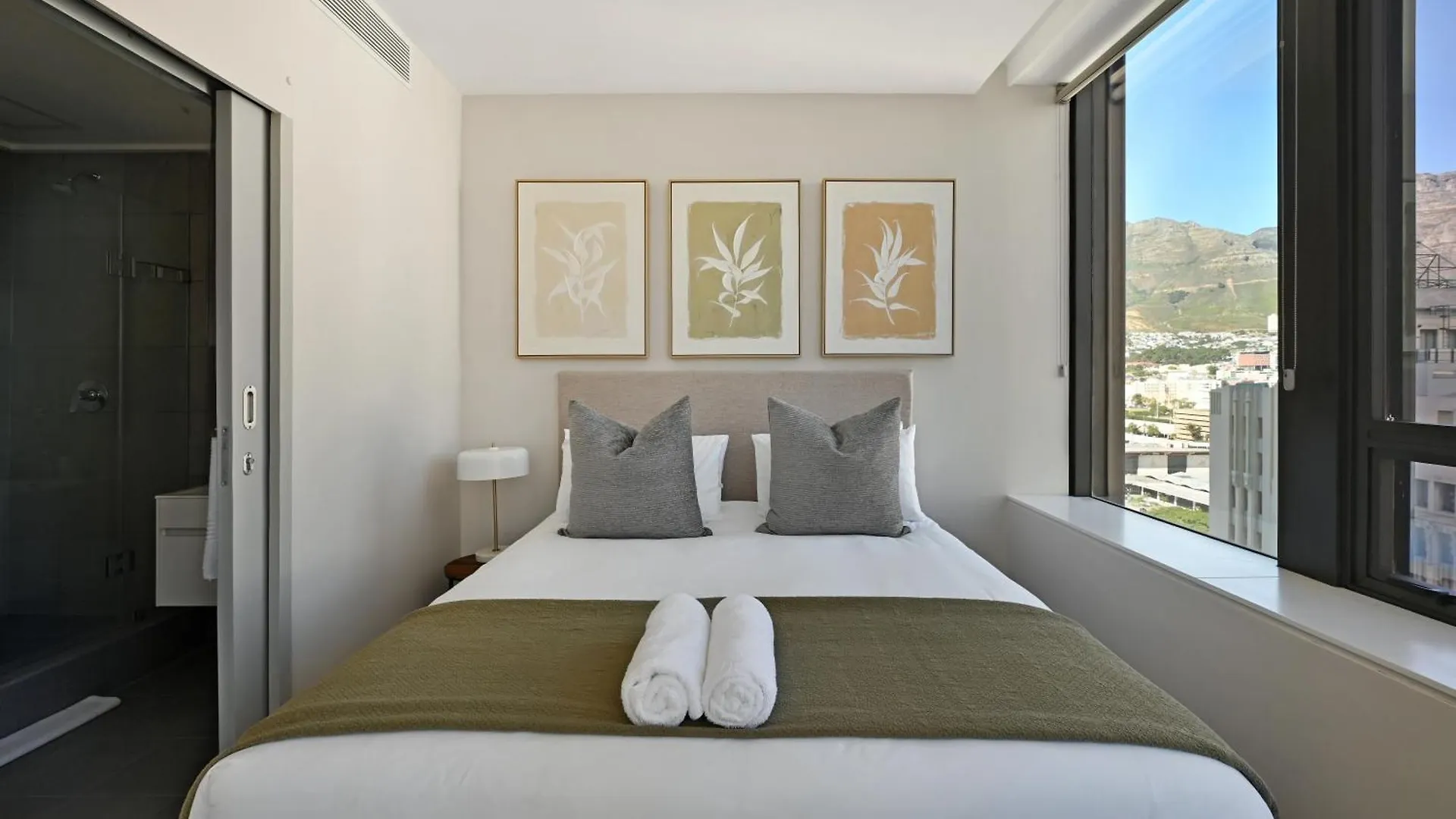 Stylish 1-Bed Foreshore Apt Modern Comfort & Views Cape Town Güney Afrika
