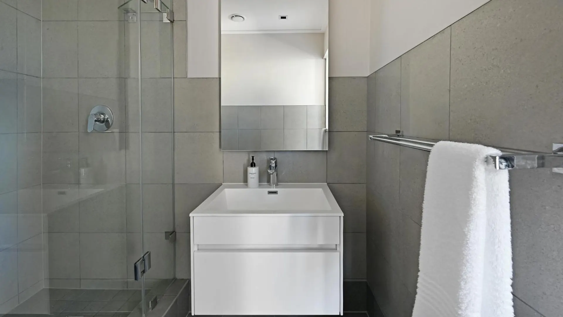 Stylish 1-Bed Foreshore Apt Modern Comfort & Views Cape Town